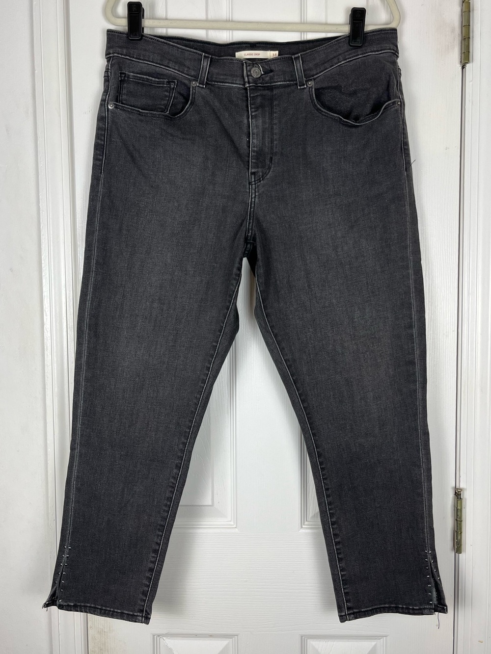 Levi’s Classic Crop Black Jeans Sz 16